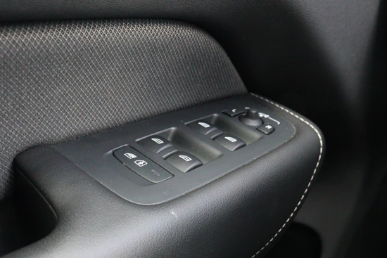 Volvo XC60 T8 AWD Recharge R-Design | Standkachel met Volvo On Call App | Stoelverwarming voor + achter | Stuurwielverwarming | Schuifdak |