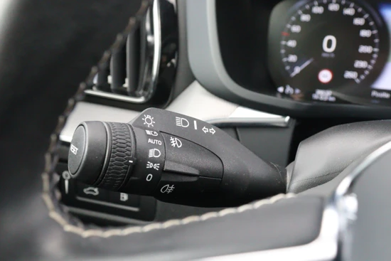 Volvo XC60 T8 AWD Recharge R-Design | Standkachel met Volvo On Call App | Stoelverwarming voor + achter | Stuurwielverwarming | Schuifdak |