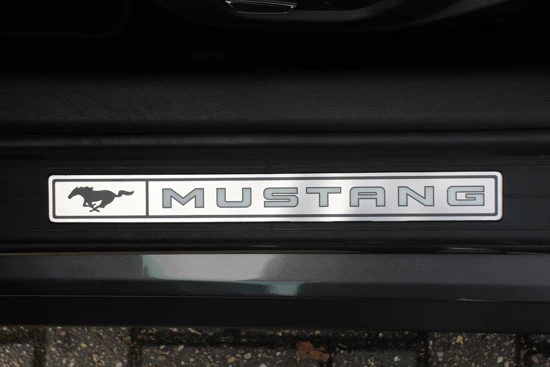 Ford Mustang 2.3EB | 1E EIGENAAR! | PERFORMANCE PACK | LEDER | STOELVERWARMING + KOELING | 19'' LMV | FULL LED | NIEUWSTAAT!! | CAMERA | NAVI