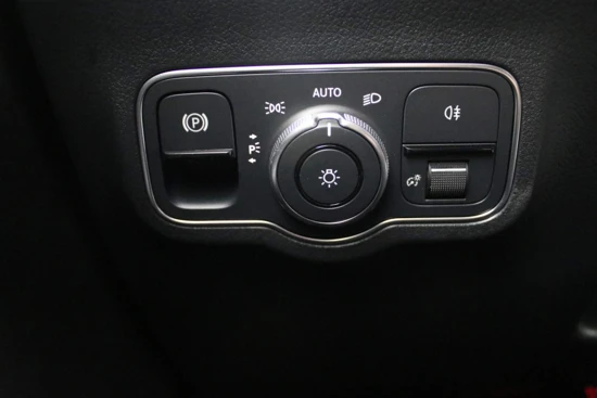 Mercedes-Benz GLA 200 164PK AMG-Line | Elec.Klep | 18'' Lichtmetaal | Stoelverwarming | Getint glas | Navigatie |