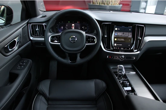 Volvo S60 B4 198pk Plus Dark Black Edition | 360º Camera | Harman/Kardon | Memory Seats | Adaptive Cruise | 19" velgen