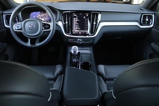 Volvo S60 B4 Ultimate Dark | Google | 360° Camera | Head-Up Display | Harman/Kardon | Adaptive Cruise | Panoramadak | Elektrische Stoelen