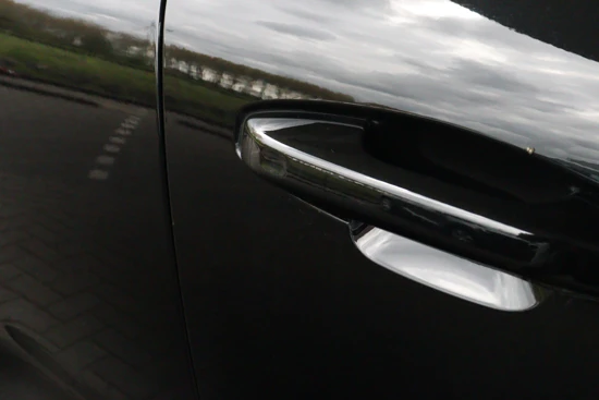 Volvo XC40 B4 Mild Hybrid Aut. R-Design | Adaptieve Cruise Control | Pilot Assist | Camera | Stoelverwarming | Keyless | Elektrisch Bediena
