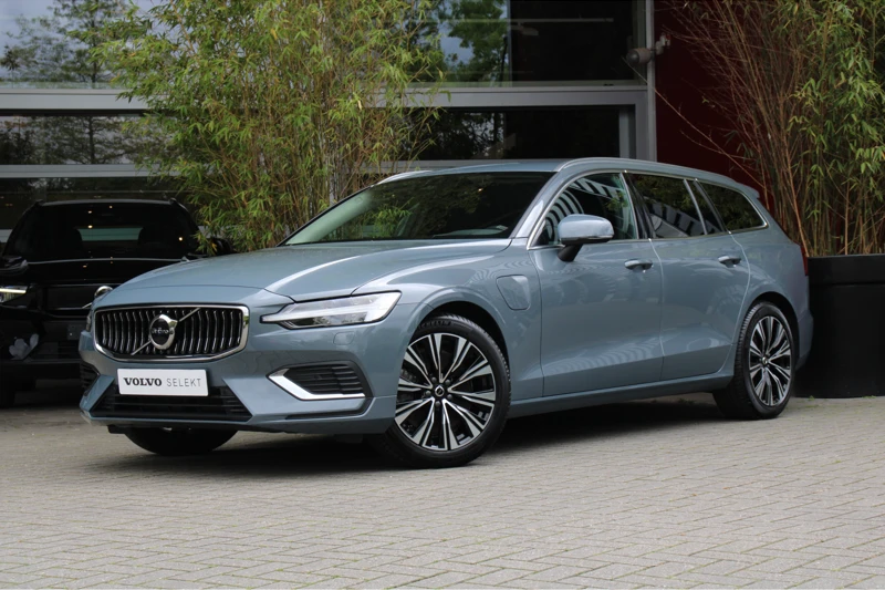 Volvo V60 T6 Recharge AWD Core Bright Long Range | Pilot Assist | BLIS | Camera | Stuur- en stoelverwarming | Keyless | 18" velgen