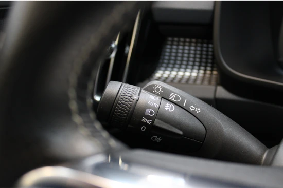 Volvo XC40 T4 211PK Recharge R-Design | Panoramadak | Camera | Parkeerverwarming | Parkeersensoren V+A | 19''
