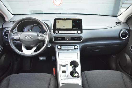 Hyundai Kona EV Fashion 64 kWh 3 Fase Incl. BTW €2000,- SUBSIDIE! | Afn. Trekhaak | Navigatie | Achteruitrijcamera | Climate Control | Parkee