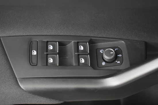 Volkswagen Taigo 1.0 111pk TSI R-Line Business DSG/AUT | Adaptief cruise control | Trekhaak | Fabrieksgarantie 2025 | Navi by app | Led koplampen