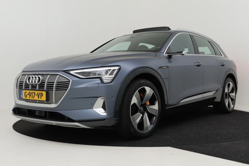 Audi e-tron e-tron 55 quattro advanced 95 kWh 408pk | Blauw mat wrapping | Adaptief cruise control | Navigatie | Panorama dak | Trekhaak | M