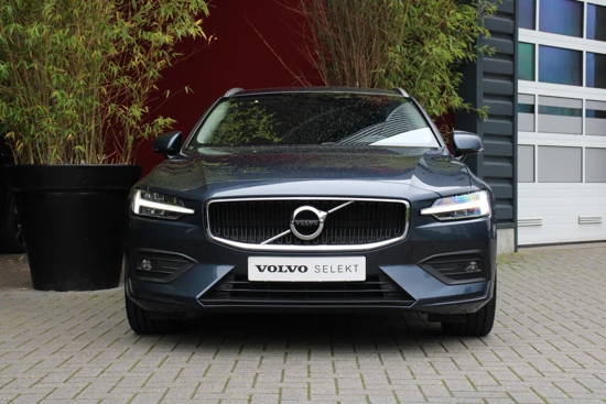 Volvo V60 T4 190pk Geartronic Momentum | Trekhaak | Camera | Pilot Assist | BLIS | Schuifdak | Stuur- en stoelverwarming | 19" velgen
