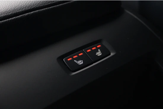 Volvo XC60 B5 Momentum Business | Adaptive Cruise | Camera | Getint Glas | Stuur + Stoelverwarming | Keyless | Apple Carplay |