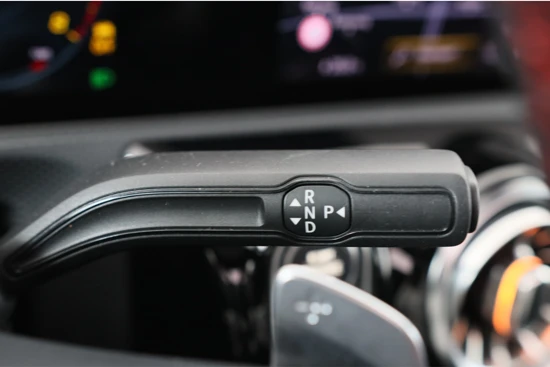 Mercedes-Benz A-Klasse 200 Launch Edition Premium Plus | Panorama dak | Wide Screen | Night Pack | Ambient Light | Camera | LED | Sportstoelen |