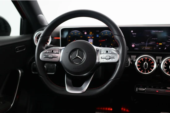 Mercedes-Benz A-Klasse 200 Launch Edition Premium Plus | Panorama dak | Wide Screen | Night Pack | Ambient Light | Camera | LED | Sportstoelen |