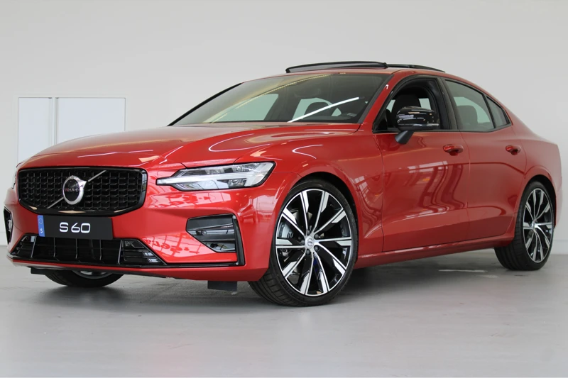 Volvo S60 B4 200PK Plus Dark | Panoramadak | HK Audio | 20'' | Sportchassis | Contourstoelen