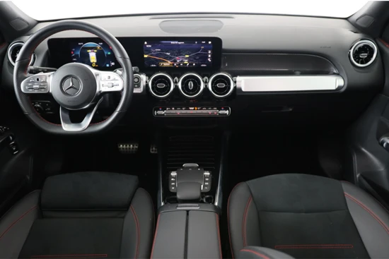 Mercedes-Benz GLB 200 AMG Line 7p. | Panoramadak | Trekhaak | Camera | Elektr Achterklep | Stoelverwarming | Leder/Alc | LED | Navi