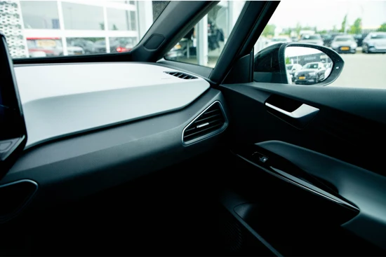 Volkswagen ID.3 Pro Advantage 204 Pk 58 kWh | Black Style | 20" inch LM | Navigatie | 360 Camera | Keyless | ACC | Memory Stoel