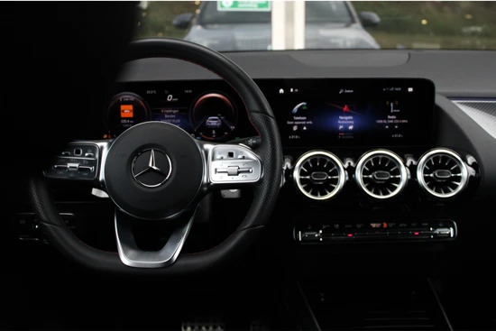 Mercedes-Benz 200-serie 200 AMG Line | Camera | Trekhaak | 19" Velgen | DAB+ | Getint Glas |