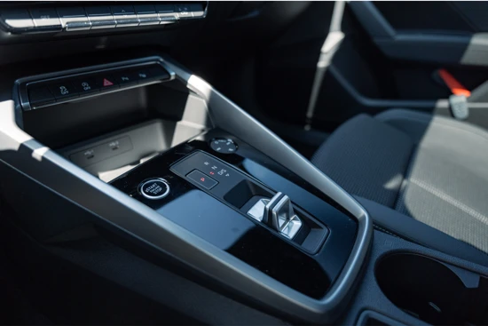 Audi A3 Sportback 30TFSI 110PK S-Tronic S edition | Panoramadak | Navigatie | 18" Velgen | Optiekpakket Zwart Plus | Adaptive Cruise Con