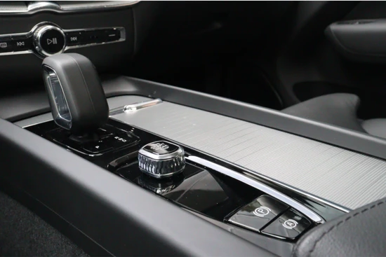 Volvo XC60 B4 Ultimate Bright | Adaptieve Cruise Control | 360° Camera | Head-Up Display | Harman Kardon | Lederen Dashboard | BLIS Dode Ho