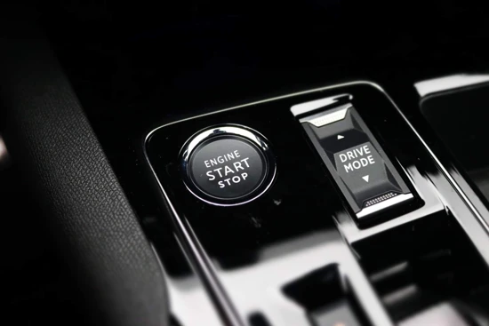 Peugeot 3008 1.2 130PK EAT8 Automaat GT | Navigatie | Black Pack | El. stoelen met massage | 19" Lichtmetalen velgen | Keyless entry & start