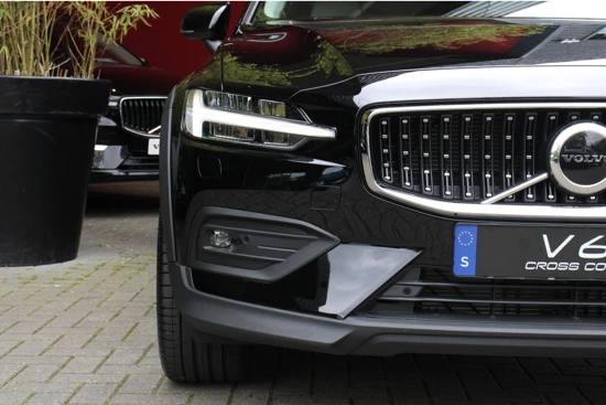 Volvo V60 Cross Country B5 AWD Ultimate | Harman/Kardon | Stoelventilatie en -massage | Schuifdak | Pilot Assist | Keyless | 20" velgen