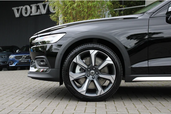 Volvo V60 Cross Country B5 AWD Ultimate | Harman/Kardon | Stoelventilatie en -massage | Schuifdak | Pilot Assist | Keyless | 20" velgen