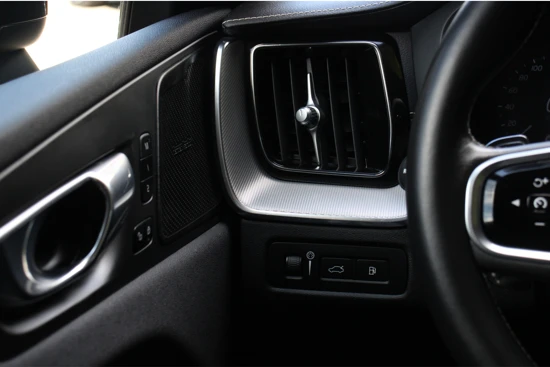 Volvo XC60 T8 Twin Engine AWD R-Design | Luchtvering | Harman/Kardon | Adaptive Cruise | BLIS | Head-up display | Memory Seats