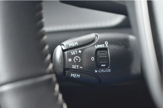 Peugeot 2008 1.2 PureTech Allure Pack | 3D-Navigatie | Full-LED | Dakrails | Achteruitrijcamera | Keyless-Start | Half-Leder | Botsdetectie |