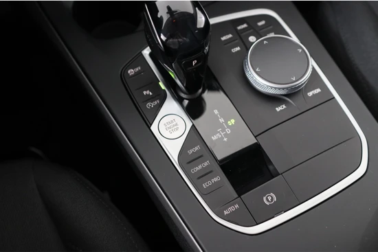 BMW 1 Serie 118i Executive Edition | 1e Eigenaar | Achteruitrijcamera | Led | Navigatie | Climate control | Parkeersensoren