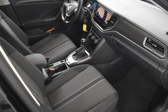Volkswagen T-Roc 1.5 TSI 150 PK Style | 100% Dealer onderhouden | Climate Control | DAB | Parkeersensoren v+a | LED dagrijverlichting | Adaptive