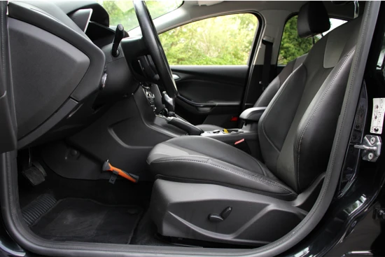 Ford Focus Titanium Electric Aut. | NL-AUTO! | NAVI | CAMERA | HALF-LEDEREN BEKLEDING + ELEKTRISCH | STOELVERWARMING | CLIMA | CRUISE | XEN