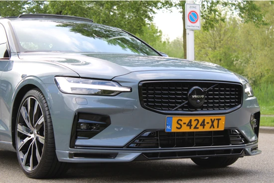 Volvo S60 B4 200PK Ultimate Dark HEICO | HUD | Black Pack | Panoramadak | Parkeerverwarming | HK Audio | 20'' | Sportchassis