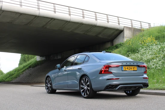 Volvo S60 B4 200PK Ultimate Dark HEICO | HUD | Black Pack | Panoramadak | Parkeerverwarming | HK Audio | 20'' | Sportchassis