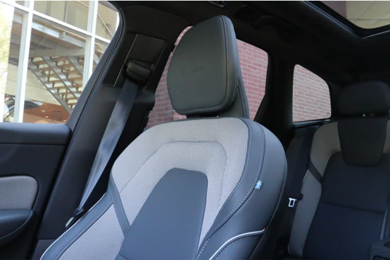 Volvo XC60 T8 AWD Recharge R-Design | Luchtvering | Bowers & Wilkins Audio | 360° Camera | Trekhaak | Head-Up Display | Lederen Dashboard |