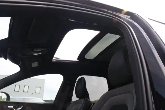 Volvo XC60 B5 R-Design Mild Hybrid | Google | 21 Inch | Trekhaak | Lederen Dashboard | Elektrisch Schuifdak | Elektrisch verstelbare voorst
