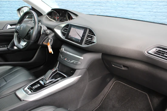Peugeot 308 SW 1.2 PureTech 130pk EAT8 Allure | Automaat | Navigatie | Panoramadak | Leder | Stoelverwarming | F