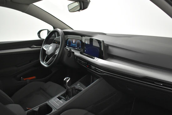 Volkswagen Golf 1.0 TSI 111pk Life Business | Panorama dak | Adaptief cruise control | 100% dealeronderhouden | 1e eigenaar | DAB | Privacy glas