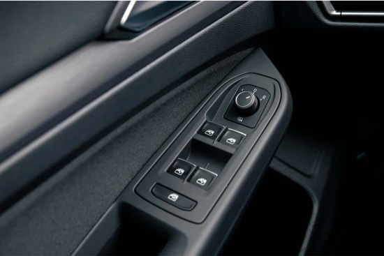 Volkswagen Golf Style 1.5 eTSI DSG | Navigatie | Camera | 18" inch | Carplay