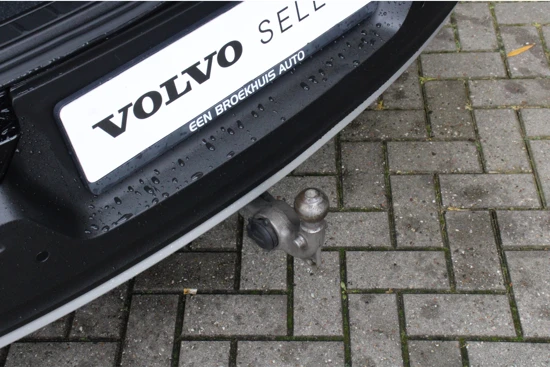 Volvo XC40 T4 Momentum Pro | Trekhaak | Camera | Stuur- en stoelverwarming | Keyless | 18" velgen