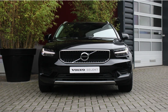 Volvo XC40 T4 Momentum Pro | Trekhaak | Camera | Stuur- en stoelverwarming | Keyless | 18" velgen