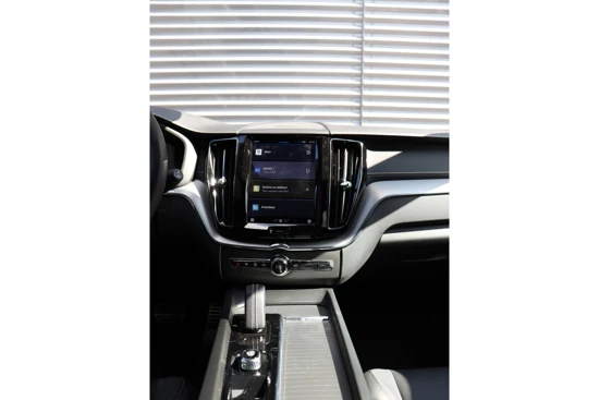 Volvo XC60 B5 GEARTRONIC R-DESIGN | 22INCH | GETINT GLAS | HK AUDIO | PANORAMADAK | MEMORY |