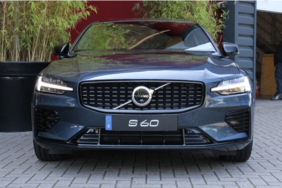 Volvo S60 Recharge T6 AWD Ultimate Dark | Massage | Schuifdak | Harman/Kardon | Pilot Assist | 360 Camera | 19" velgen