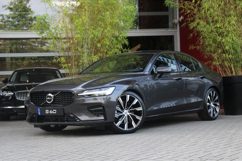 Volvo S60 B4 Plus Dark | Pilot Assist | Camera | Stuur- en stoelverwarming | Sportchassis | 20" velgen