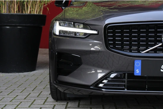 Volvo S60 B4 Plus Dark | Pilot Assist | Camera | Stuur- en stoelverwarming | Sportchassis | 20" velgen