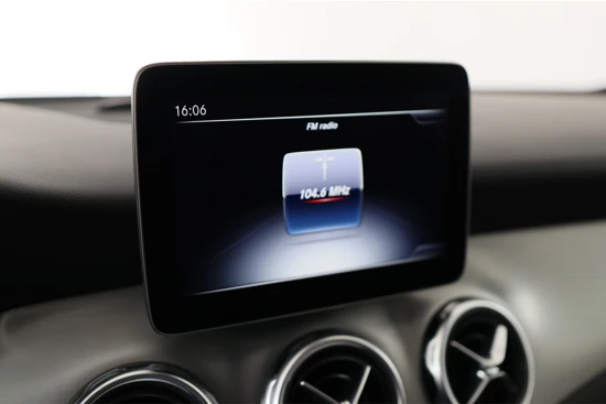 Mercedes-Benz GLA 180 Business Solution AMG Night Upgrade | Keyless | Climate Control | Trekhaak | Stoelverwarming | Navigatie | Led | Camera | Le