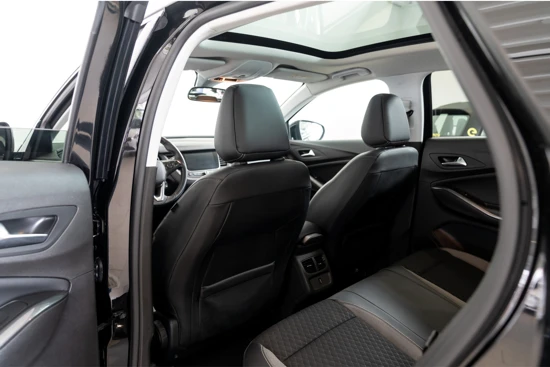 Opel Grandland X 1.2 Turbo Business Executive | Panorama dak | AGR Stoelen | Trekhaak | Parkeersensoren | Keyless |
