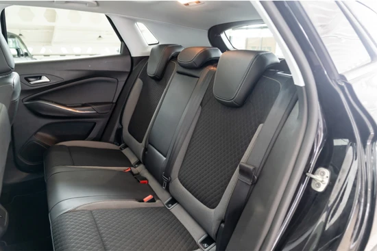 Opel Grandland X 1.2 Turbo Business Executive | Panorama dak | AGR Stoelen | Trekhaak | Parkeersensoren | Keyless |