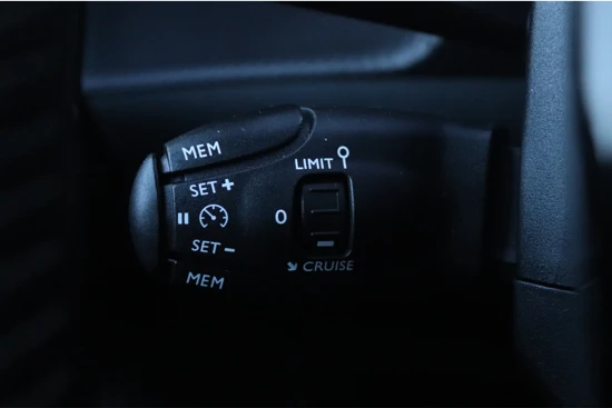 Peugeot 208 EV Allure Pack 50 kWh Navigatie, Climate control, Cruise control, Parkeerhulp achter, Carplay, iCock