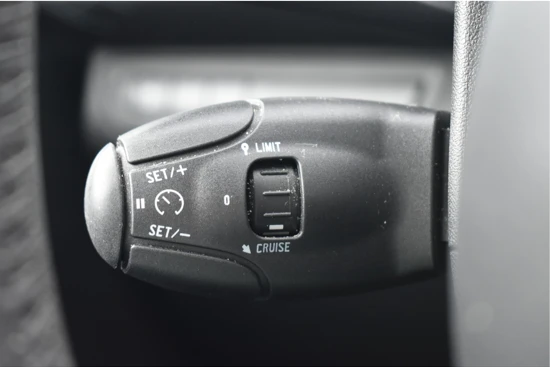 Peugeot 2008 1.2 PureTech Blue Lion | Navigatie | Trekhaak | 1e Eigenaar| Airco | Parkeersensoren achter | Cruise Control | Apple Carplay |
