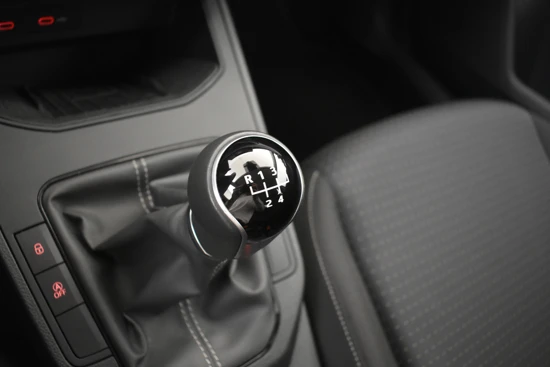 SEAT Ibiza 1.0 TSI 95PK Style Business Intense | Parkeersensoren voor + achter | App-Connect | DAB | Cruise control | Voorstoelen verwarmd