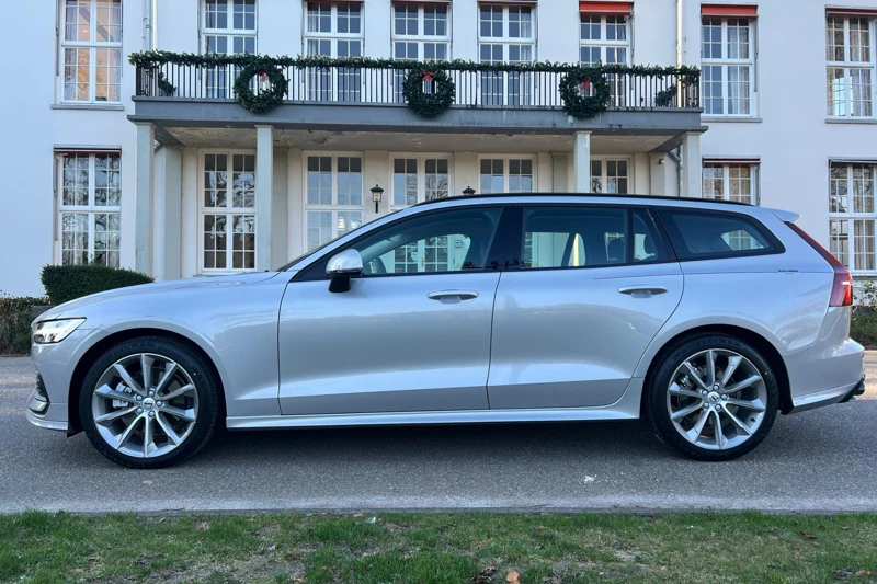 Volvo V60 B3 BLACK ARROW EDITION *UIT VOORRAAD LEVERBAAR* FISCALE WAARDE € 50.176,-